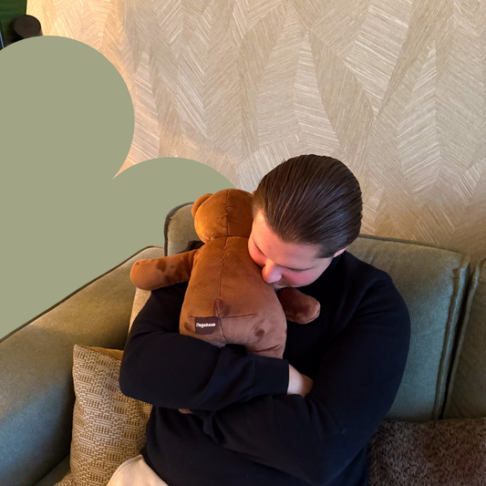 Hugsback verzwaarde knuffelbeer geeft geborgenheid en ontspanning op de bank