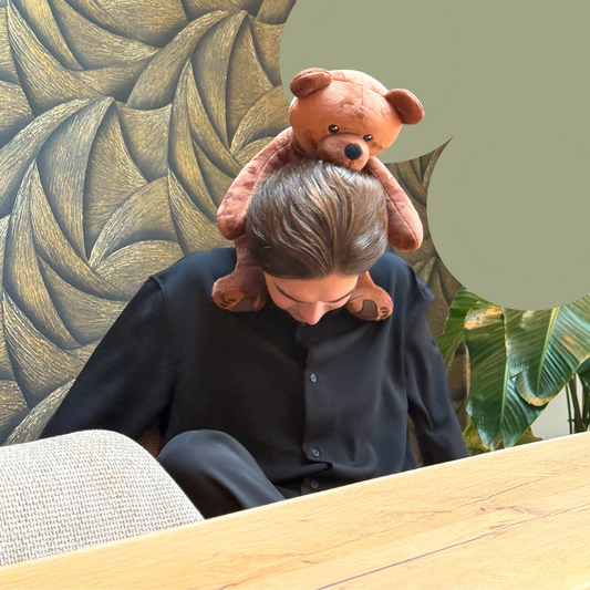 Hugsback verzwaarde knuffelbeer op schouder, biedt rust en comfort bij stress of ontspanning thuis