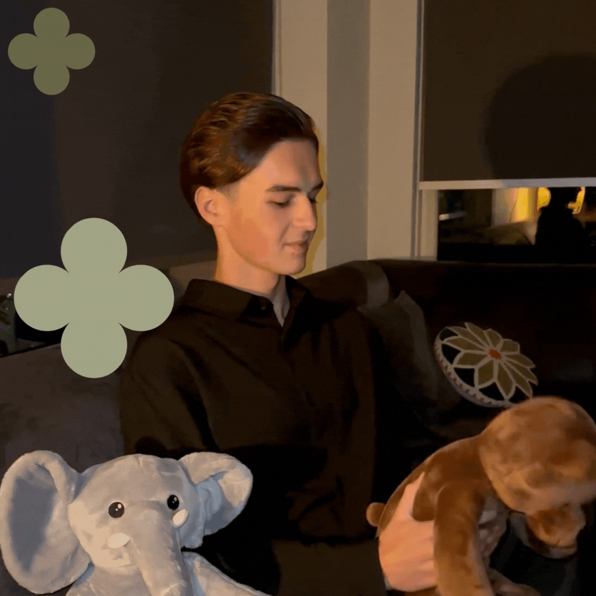 Jongen op de bank ontspant met Hugsback verzwaarde knuffelbeer en olifant voor rust en comfort