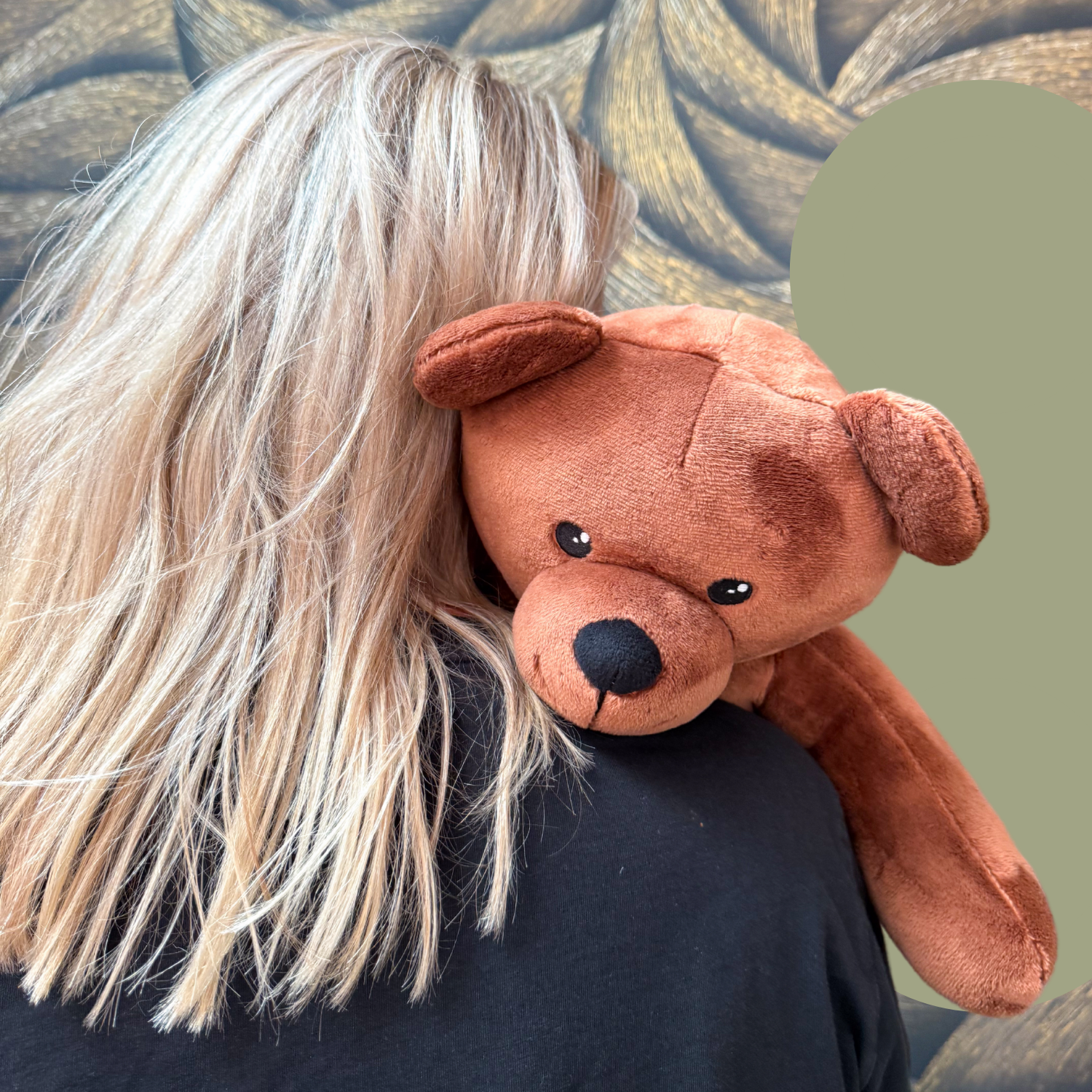 Hugsback verzwaarde knuffelbeer voor comfort en ontspanning op de schouder van een vrouw