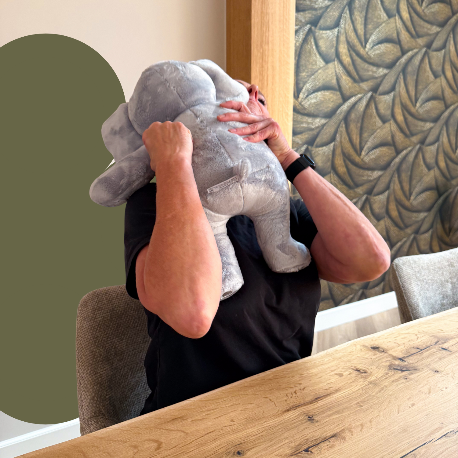 Hugsback verzwaarde knuffel olifant voor ontspanning en comfort, vastgehouden aan tafel