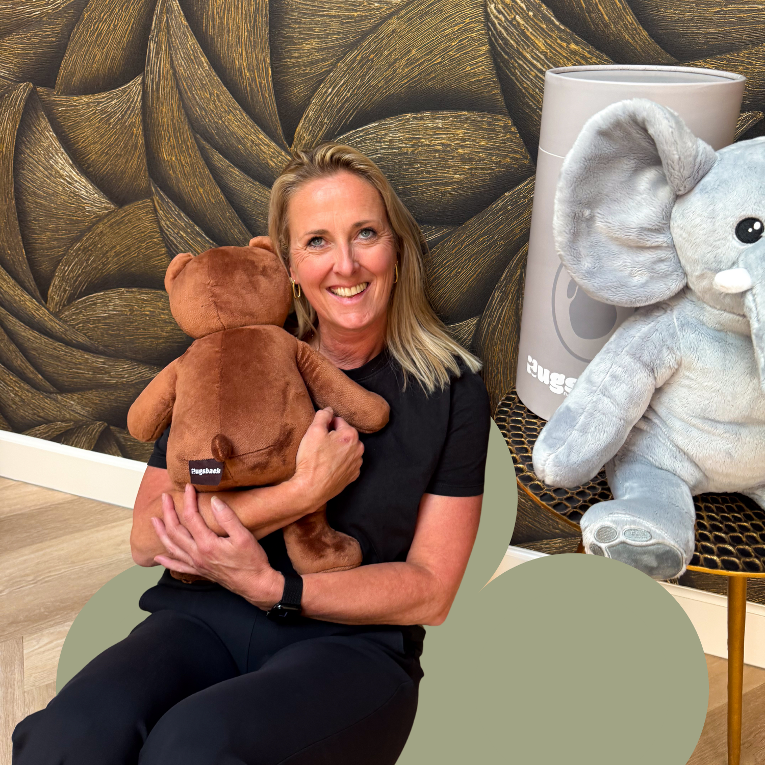 Vrouw houdt Hugsback verzwaarde knuffelbeer vast, met grijze olifant knuffel voor comfort en rust
