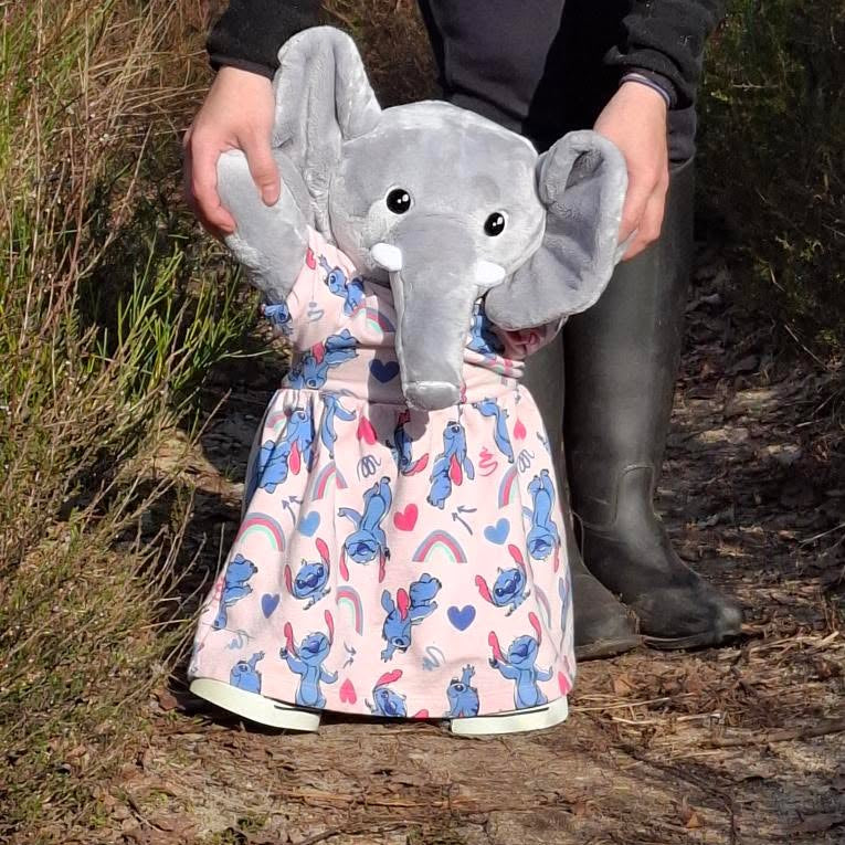 eeveeandfriends2025 op pad met hugsback verzwaarde olifant knuffel