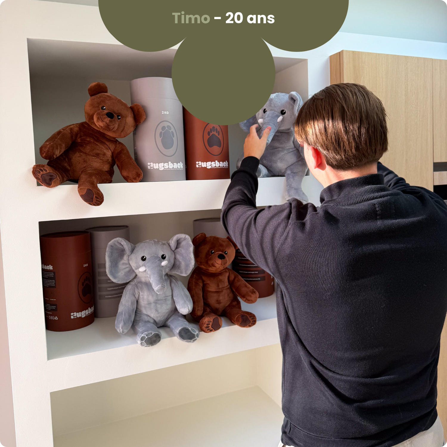 Hugsback founder die de verzwaarde Hugsback knuffels bekijkt