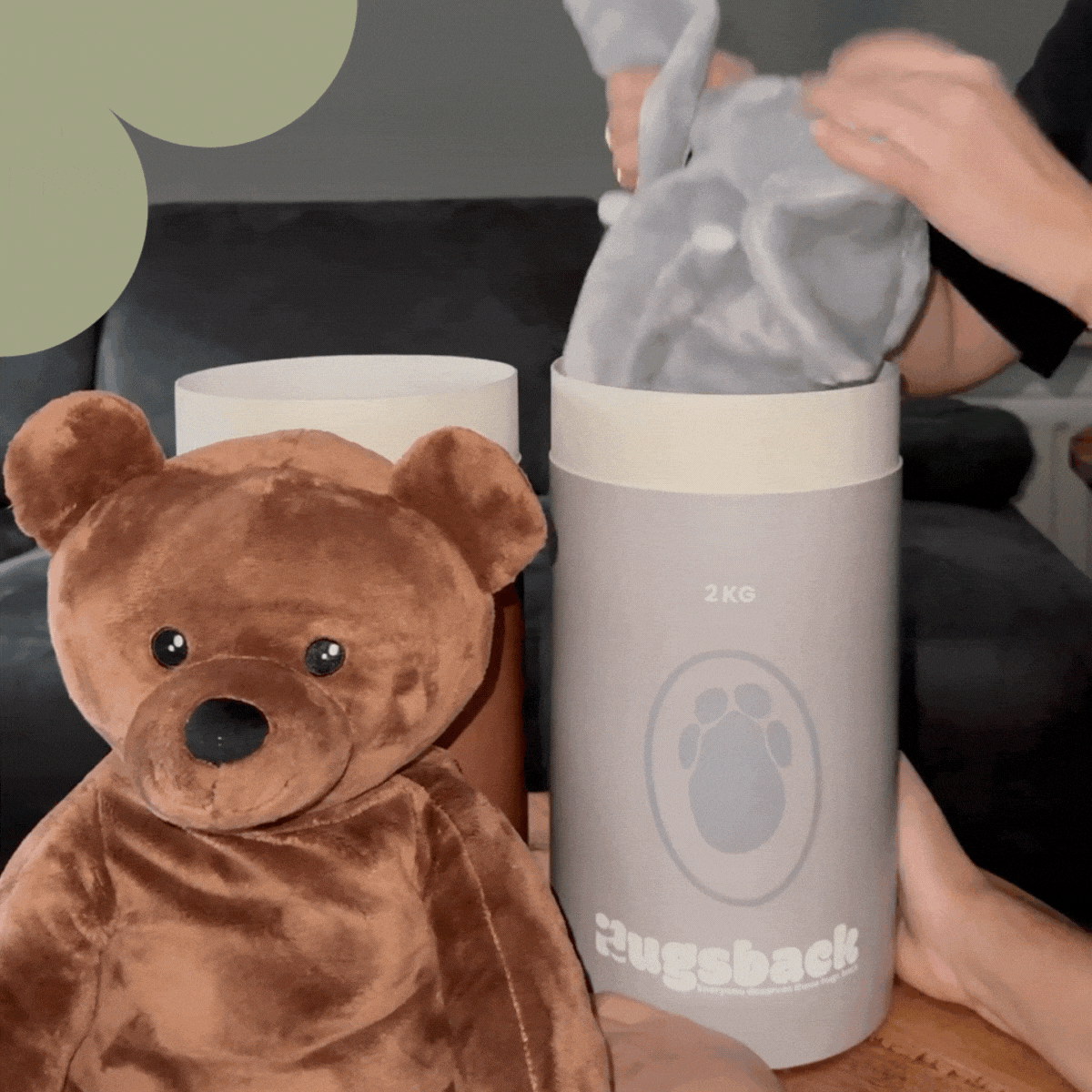 Zachte en knuffelbare verzwaringsknuffel in beweging getoond