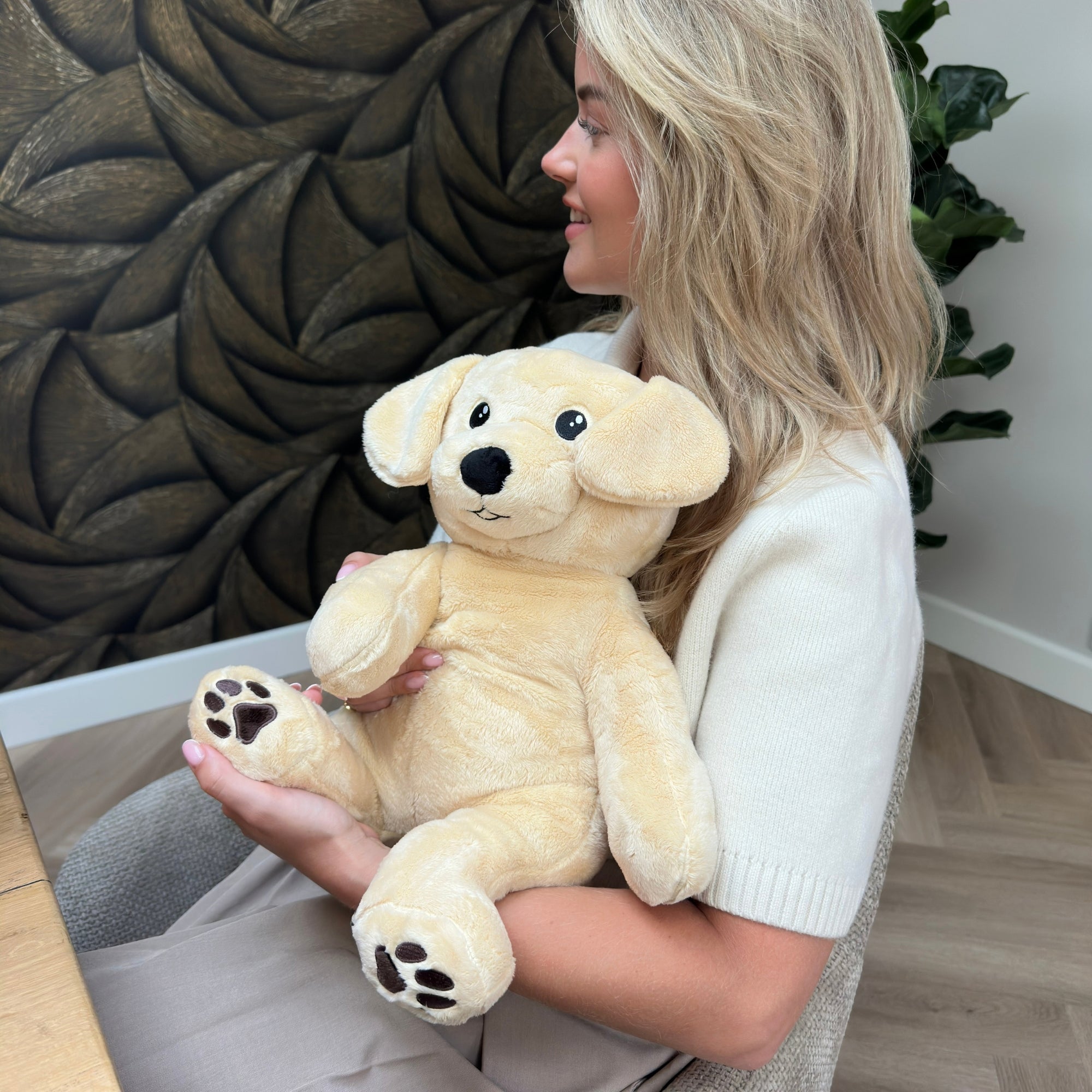Kvinde med den beige tyngdebamse hund på skødet (Verified reviewer)