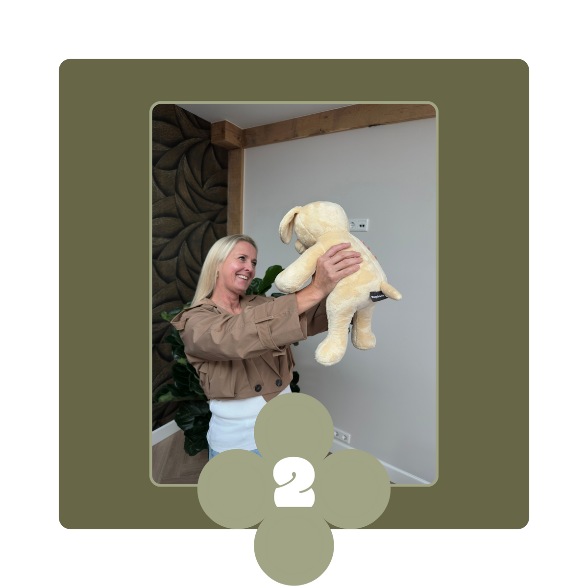 Photo encadrée d'une femme avec la peluche lestée chien beige, avec le chiffre 2