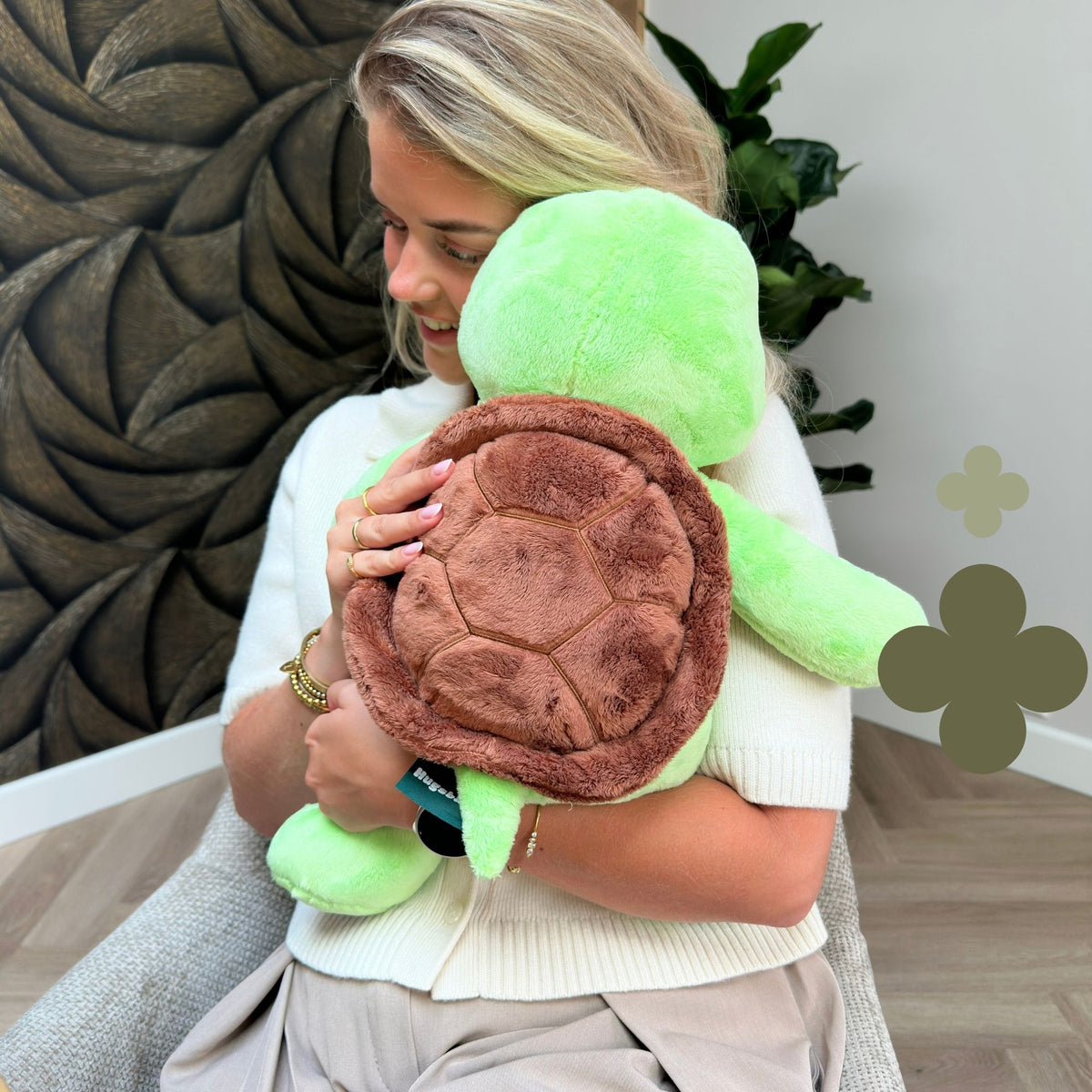 Femme qui serre fort la peluche lestée tortue verte