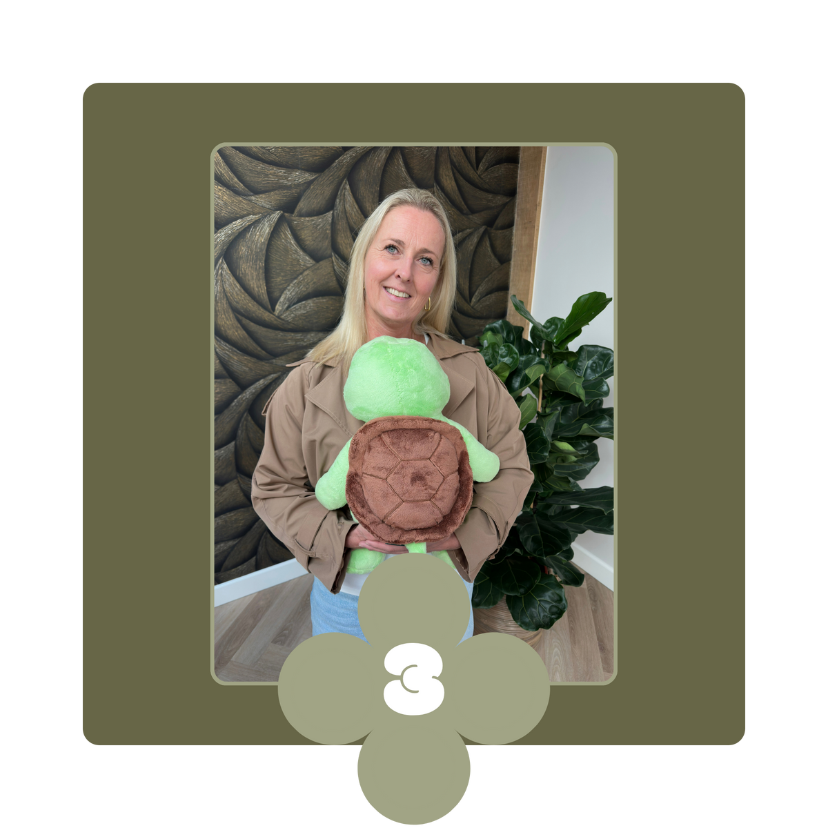 Photo encadrée d'une femme avec la peluche lestée tortue verte, avec le chiffre 3