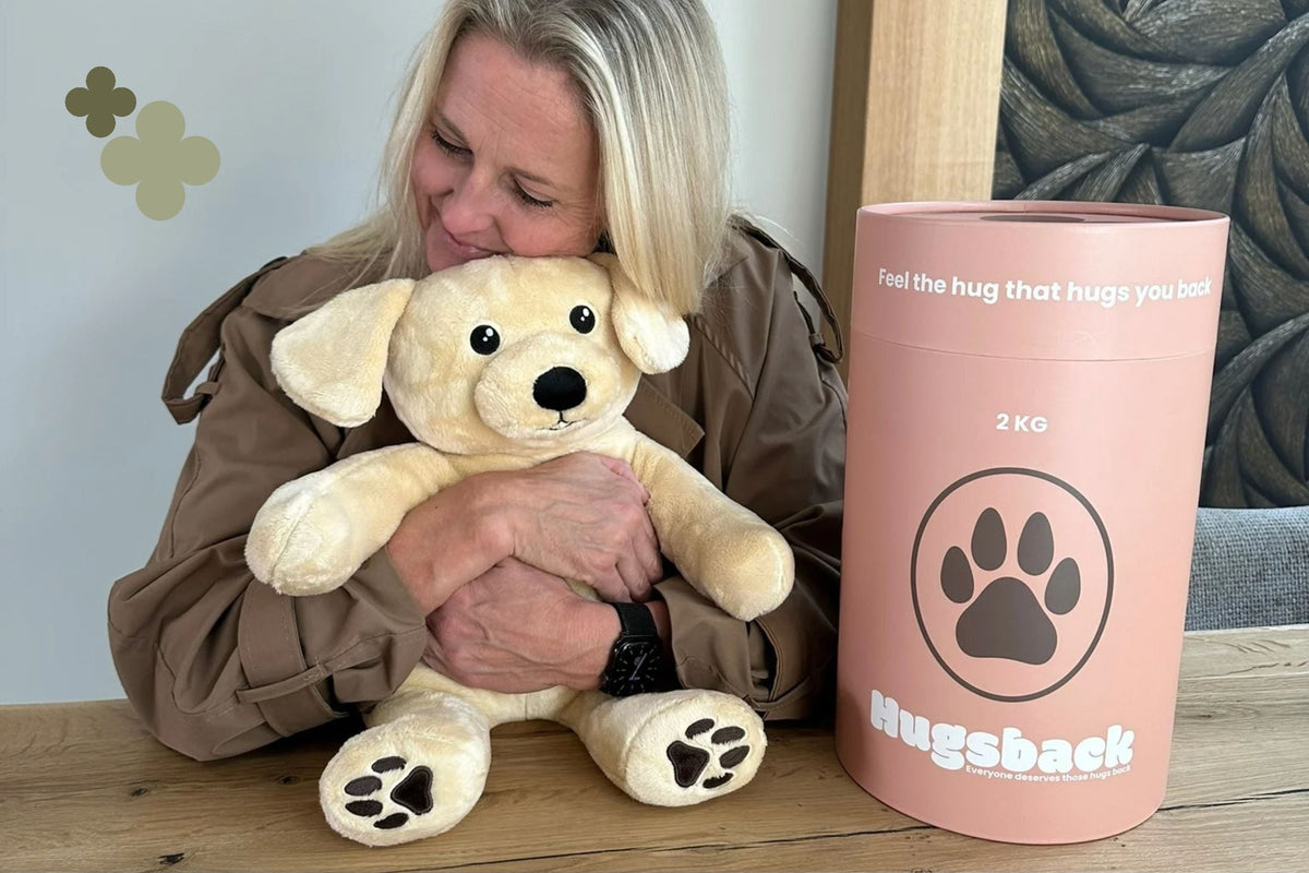 Hugsback Verzwaringsknuffel Hond Van 2KG Samen Met Luxe Hugsback Verpakking