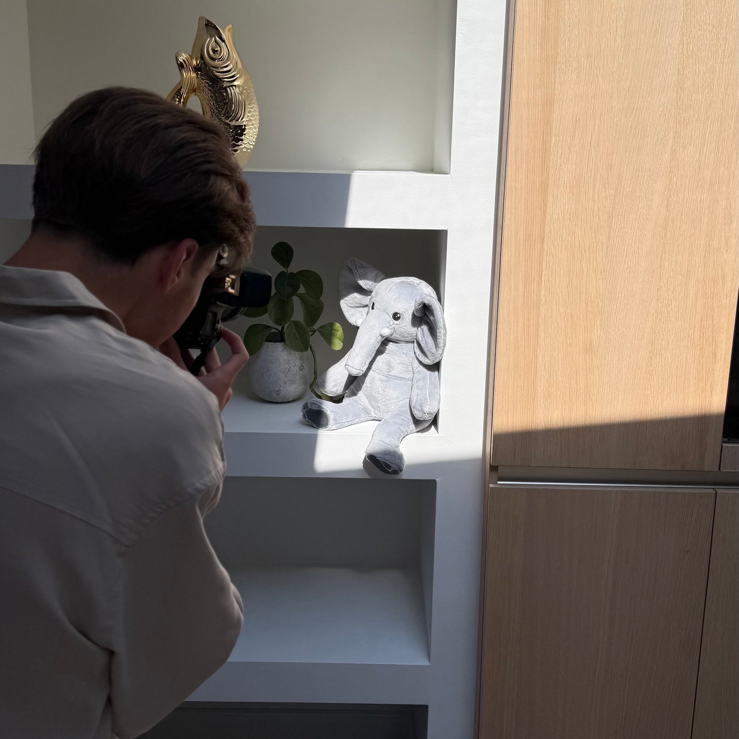Meerdere Hugsback verzwaringsknuffels naast elkaar in een warme setting, ontworpen voor ontspanning, comfort en geborgenheid.
