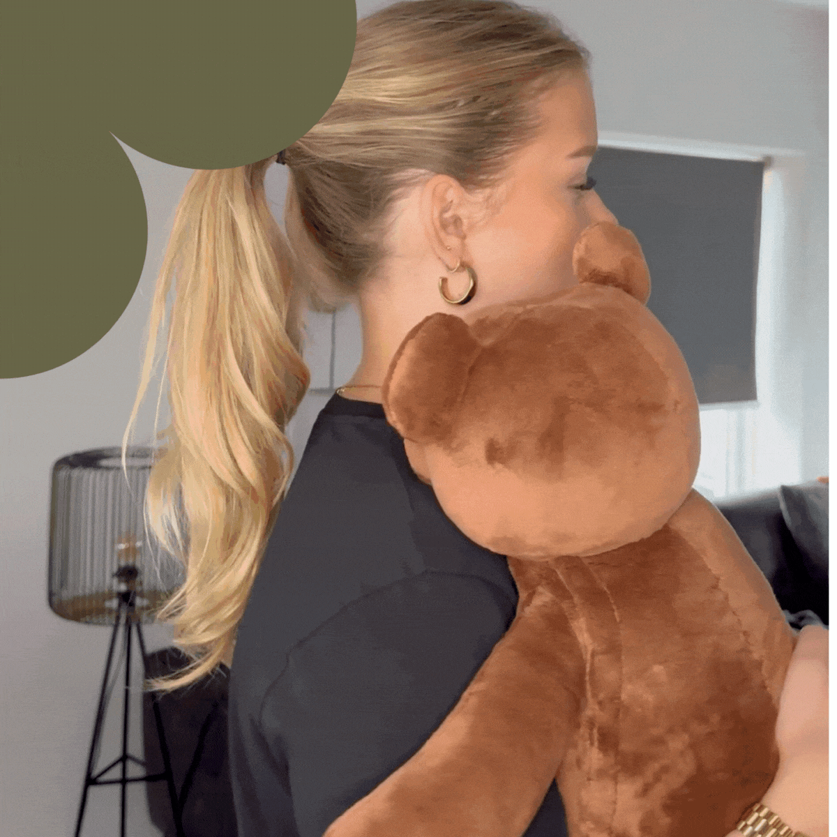 Vrouw die ontspanning vindt met een Hugsback verzwaringsknuffel van 2 kg, ideaal voor stressvermindering, overprikkeling en diepe rust dankzij kalmerende druk.
