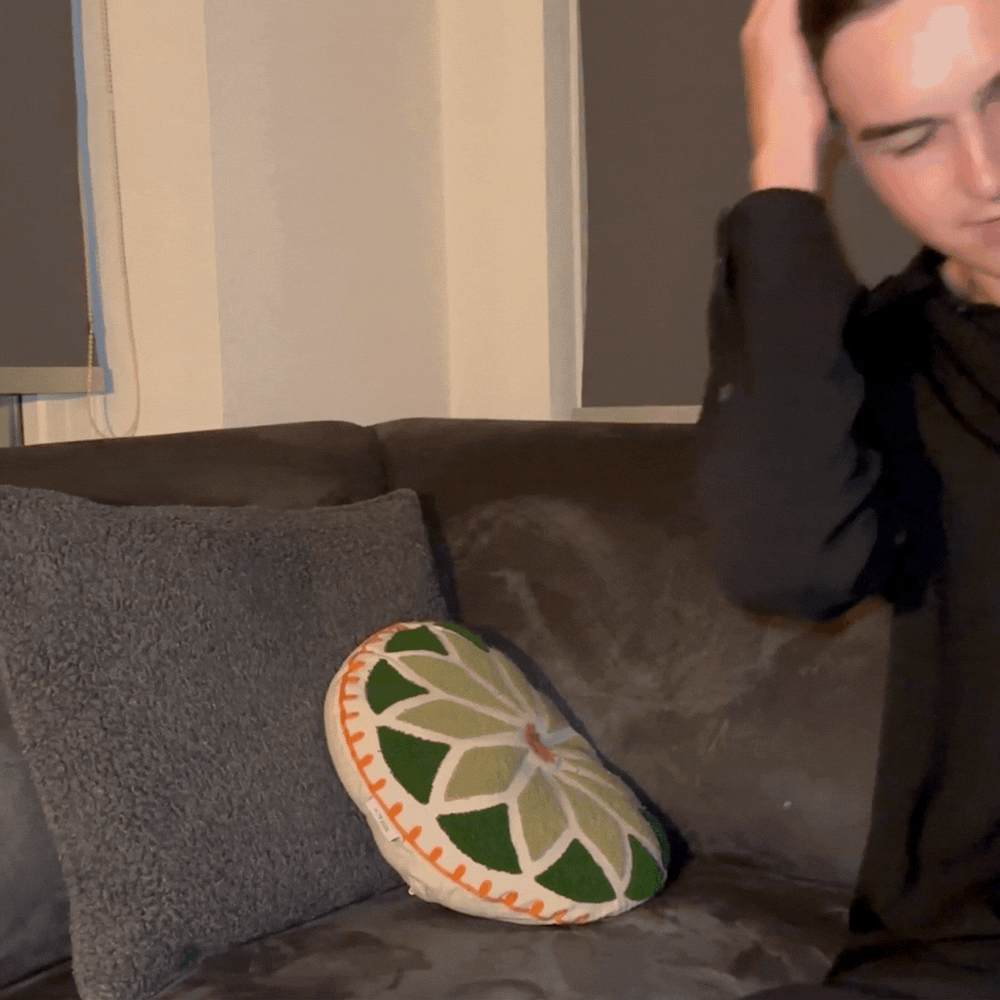 Noah ligt zonder Hugsback-verzwaringsknuffel onrustig en gespannen in bed, draait veel en vindt moeilijk ontspanning, waardoor inslapen lastiger wordt.