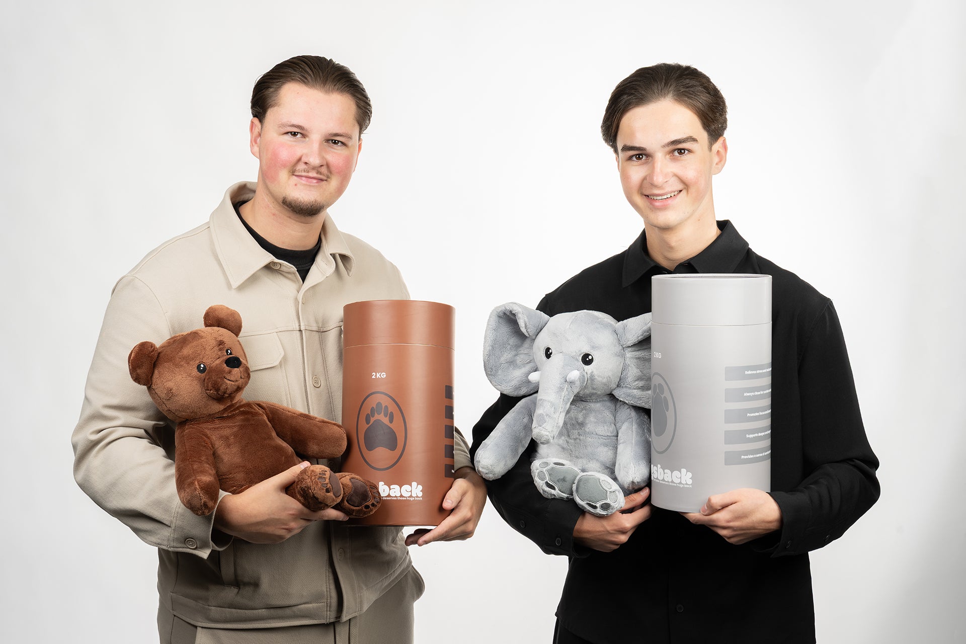 Hugsback founders met beer en olifant verzwaringsknuffel 2kg en luxe verpakking tijdens productpresentatie.