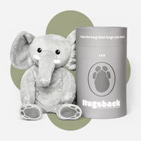 Hugsback verzwaringsknuffel olifant van 2 kg naast de grijze cadeaukoker