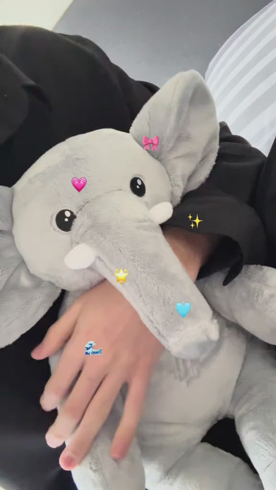 Video van een persoon die de grijze verzwaringsknuffel olifant knuffelt, versierd met hartjes en emoji's