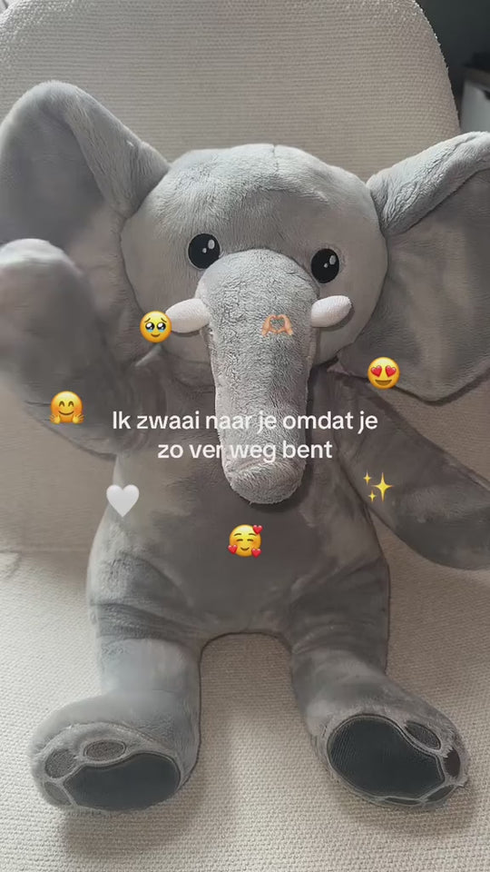 Video van de grijze verzwaringsknuffel olifant die zwaait, met de tekst: ik zwaai naar je omdat je zo ver weg bent